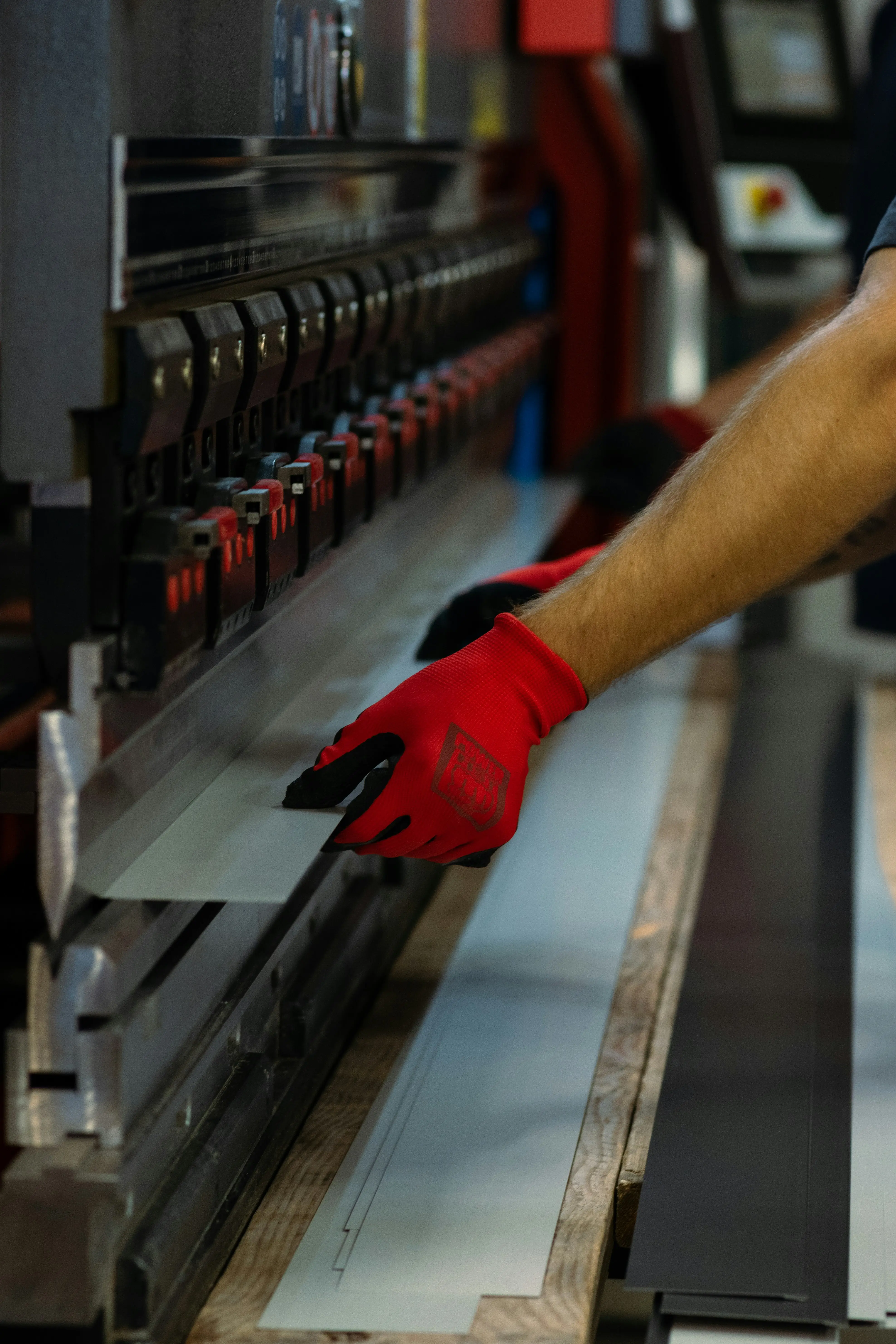 Gięcie blachy stalowej na prasie krawędziowej CNC - Anntech
