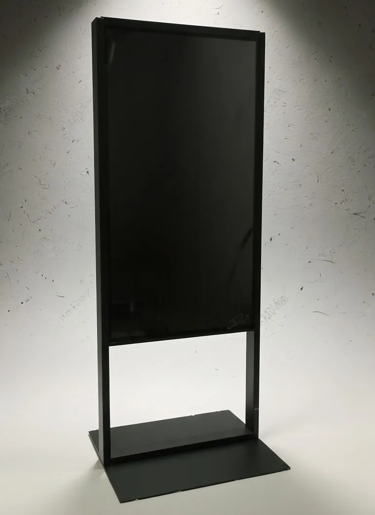 Totem reklamowy — montaż i malowanie proszkowe